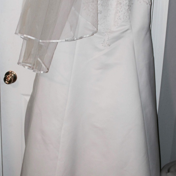 Wedding gown - Picture 4 of 6